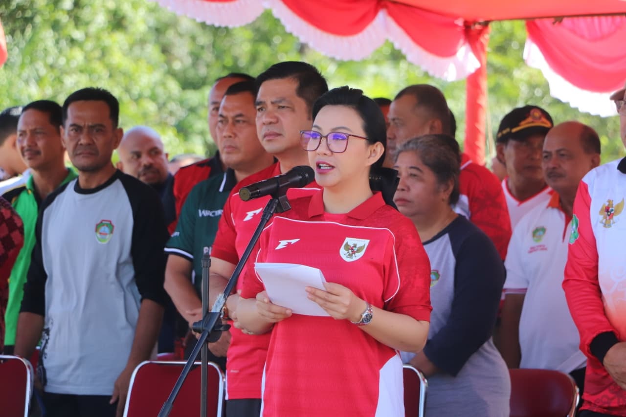 TURNAMEN : Bupati Landak Karolin Margret Natasa saat membuka turnamen Voli Bupati Cup 2025 antar OPD dalam rangka meriahkan HUT Pemkab Landak ke-26.