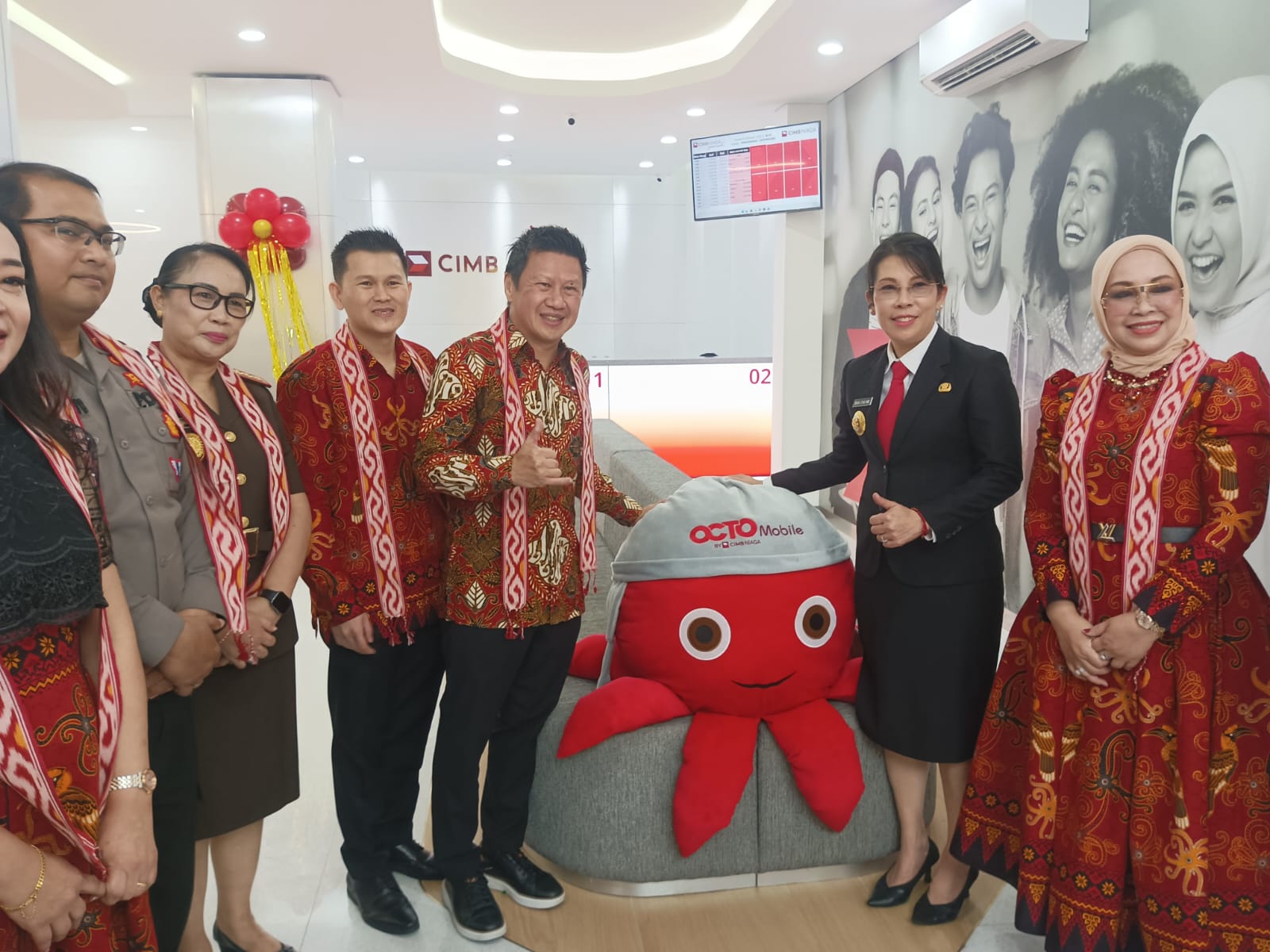 RESMIKAN: Chief of Network & Digital Banking CIMB Niaga Budiman Tanjung bersama Wali Kota Singkawang Tjhai Chui Mie dan jajaran meresmikan Digital Branch pertama di Kalimantan, Jumat (3/10).