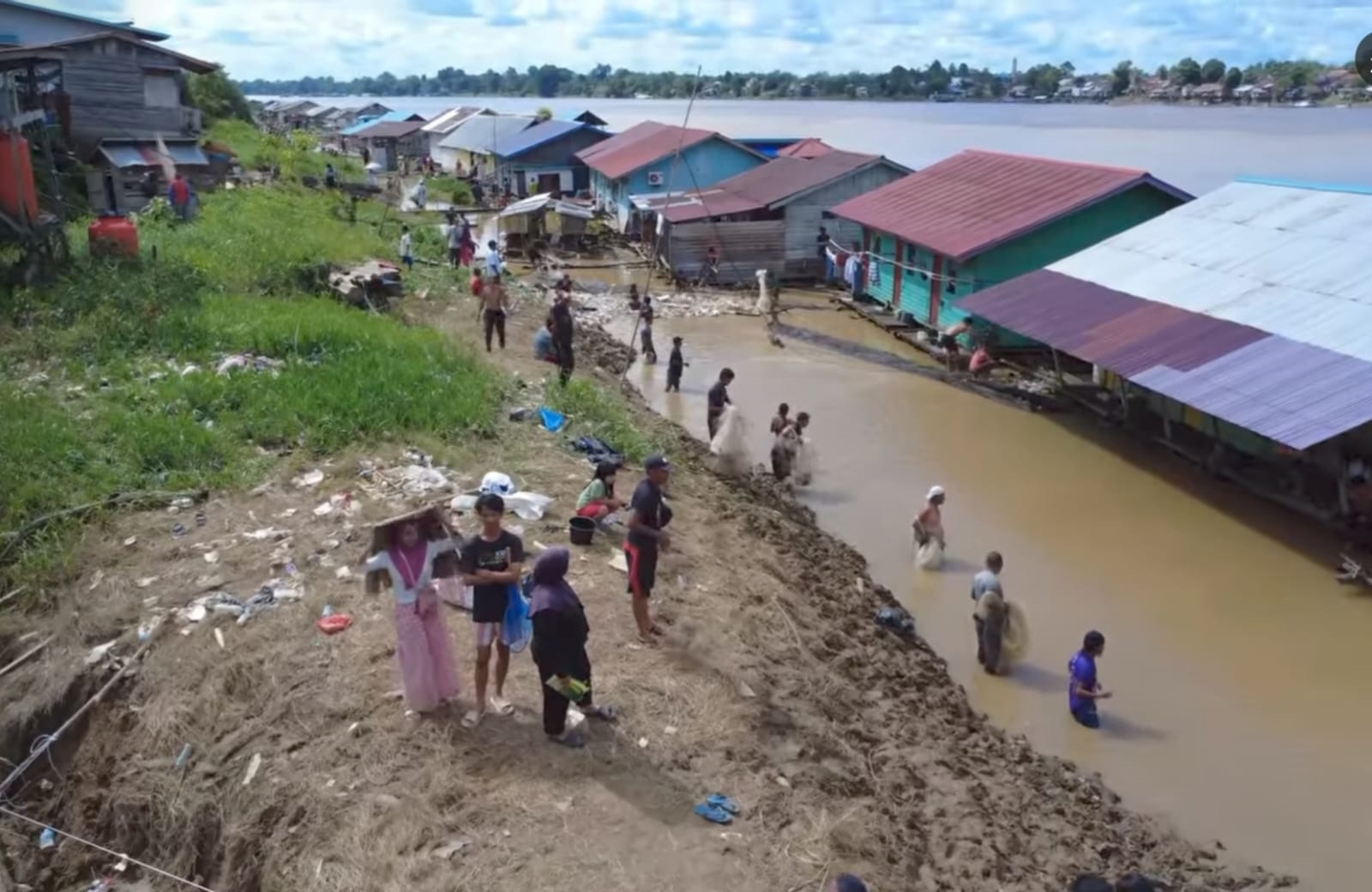 KAPAL KARAM: Warga Sintang berebut menangkap ikan toman yang berhamburan usai kapal bandong yang membawa komoditas tersebut karam di Dermaga Sungai Durian, Rabu (1/10) pagi.