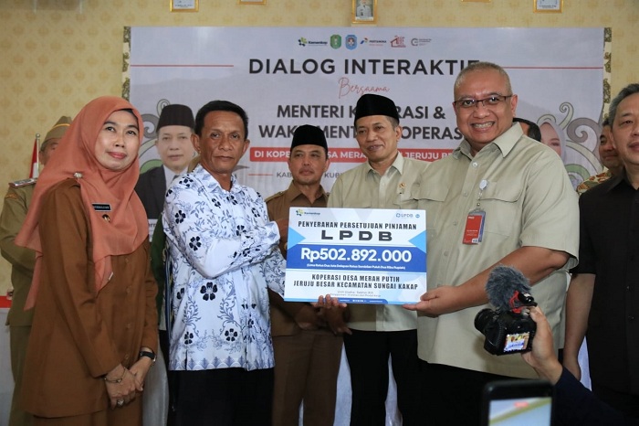 PINJAMAN: Menteri Koperasi Ferry Juliantono Gubernur Kalbar Ria Norsan saat menyerahkan secara simbolis pinjaman Rp502 juta dari LPDB kepada pengurus Koperasi Desa Merah Putih di Jeruju Besar.
