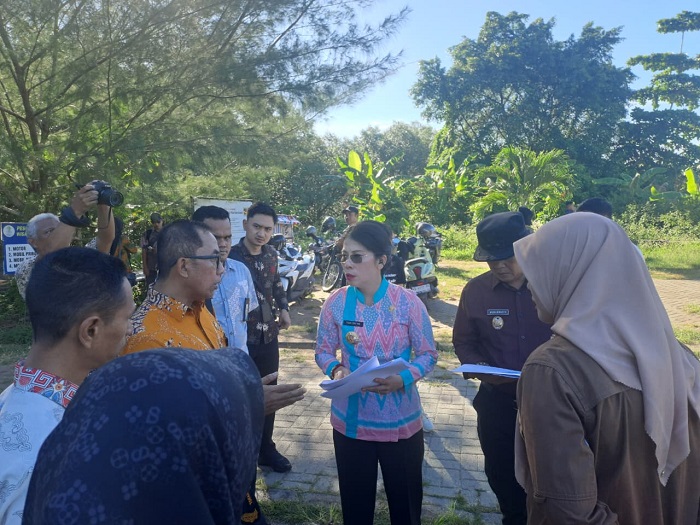 MENINJAU: Wali Kota Singkawang Tjhai Chui Mie meninjau lokasi rencana pembangunan Kampung Nelayan Merah Putih di Pelabuhan Kuala Singkawang, Kamis (2/10).