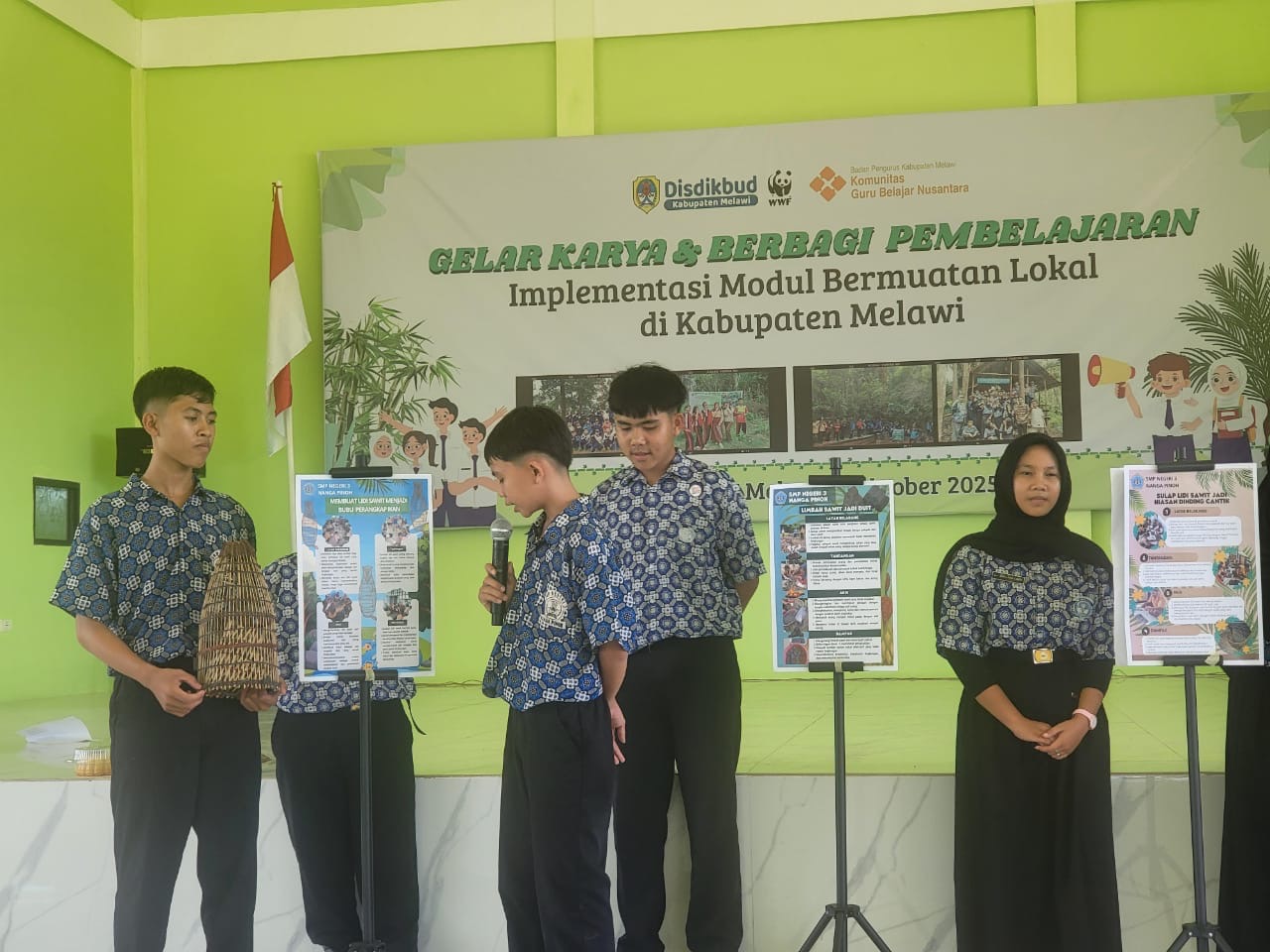 Siswa SMP Negeri 03 Nanga Pinoh Saat Berbagi Pembelajaran Tentang Mengelola Buah Sawit Menjadi Kue.