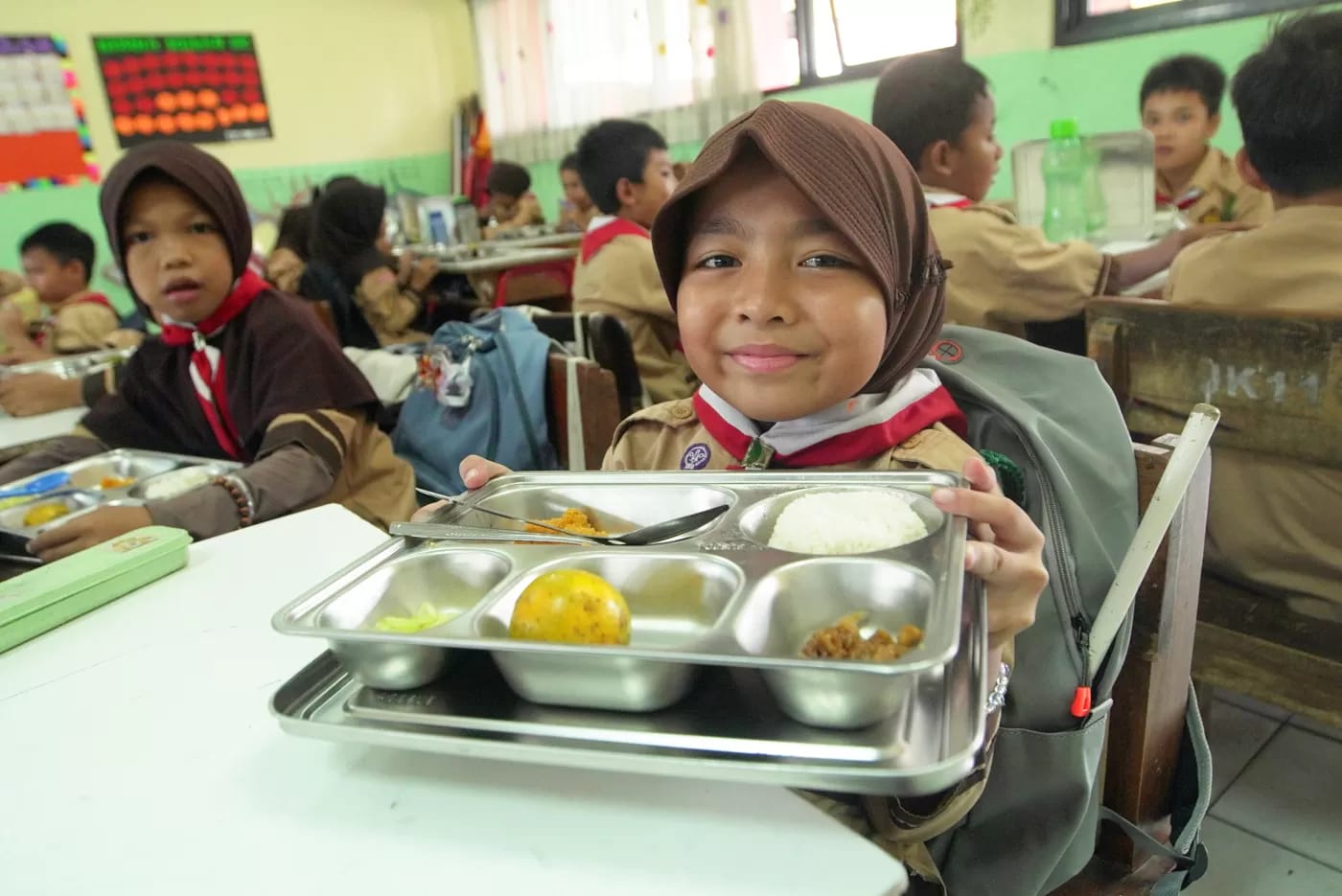 Ilustrasi siswa sekolah dasar menerima MBG.