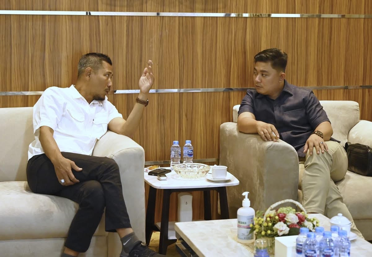 KOLABORASI : Ketua DPRD Ketapang, Achmad Sholeh, berbincang-bincang dengan Ketua DPRD Kayong Utara, Surya Aditya, di Kantor DPRD Ketapang, Kamis (2/10).