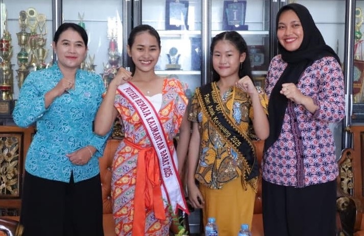 DUKUNG : Ketua TP PKK Kabupaten Ketapang, Lusia Dewi Nurjana, memberikan dukungan kepada dua remaja putri Ketapang yang akan berkompetisi di tingkat nasional, Kamis (2/10).