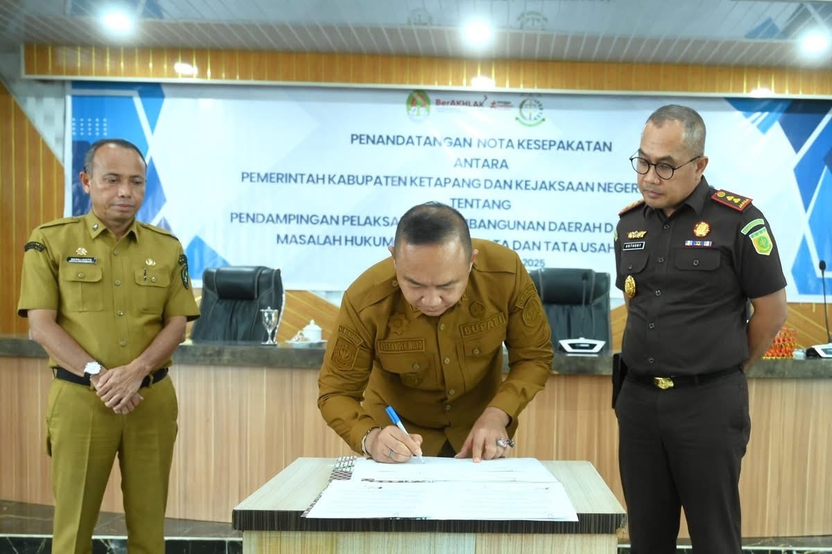 KERJA SAMA : Bupati Ketapang, Alexander Wilyo, menandatangani kerja sama dengan Kejari Ketapang, Rabu (30/9).