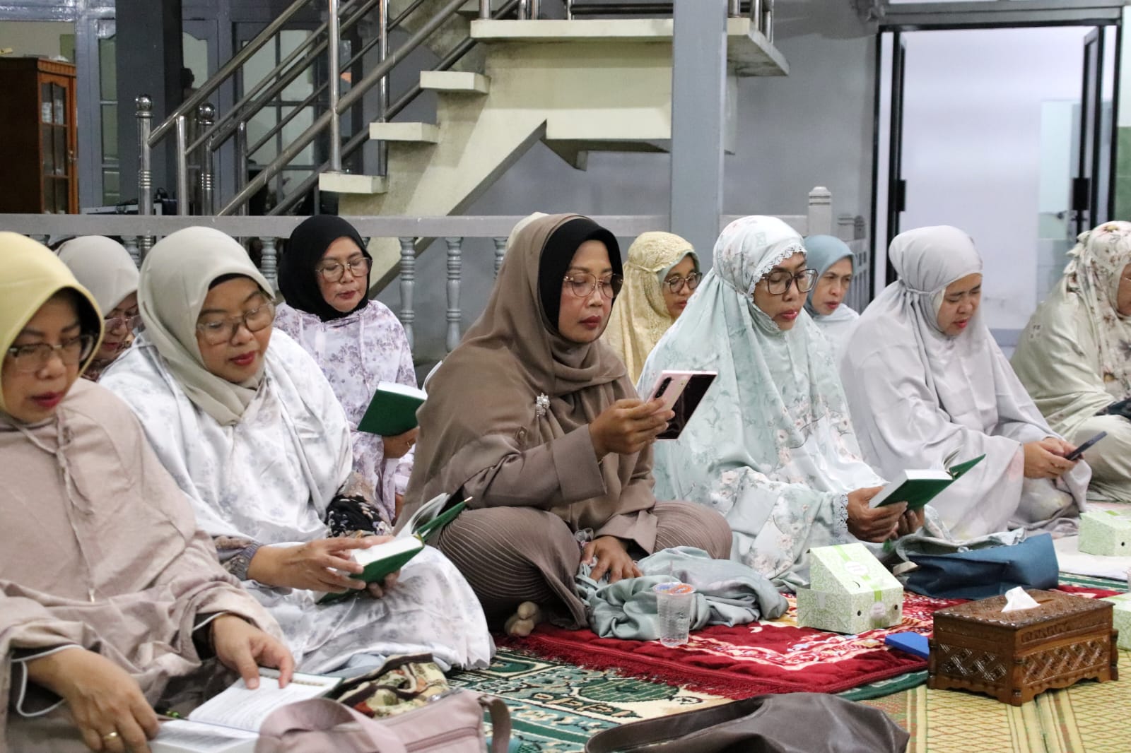 PENGAJIAN: Bupati Erlina (tengah) saat mengikuti pengajian rutin di kediaman Dinas