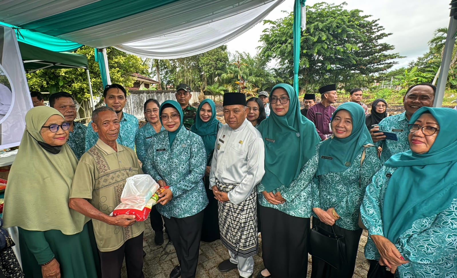 PASAR: Erlina saat menghadiri kegiatan pasar murah di eks Halaman Kantor DPRD Mempawah