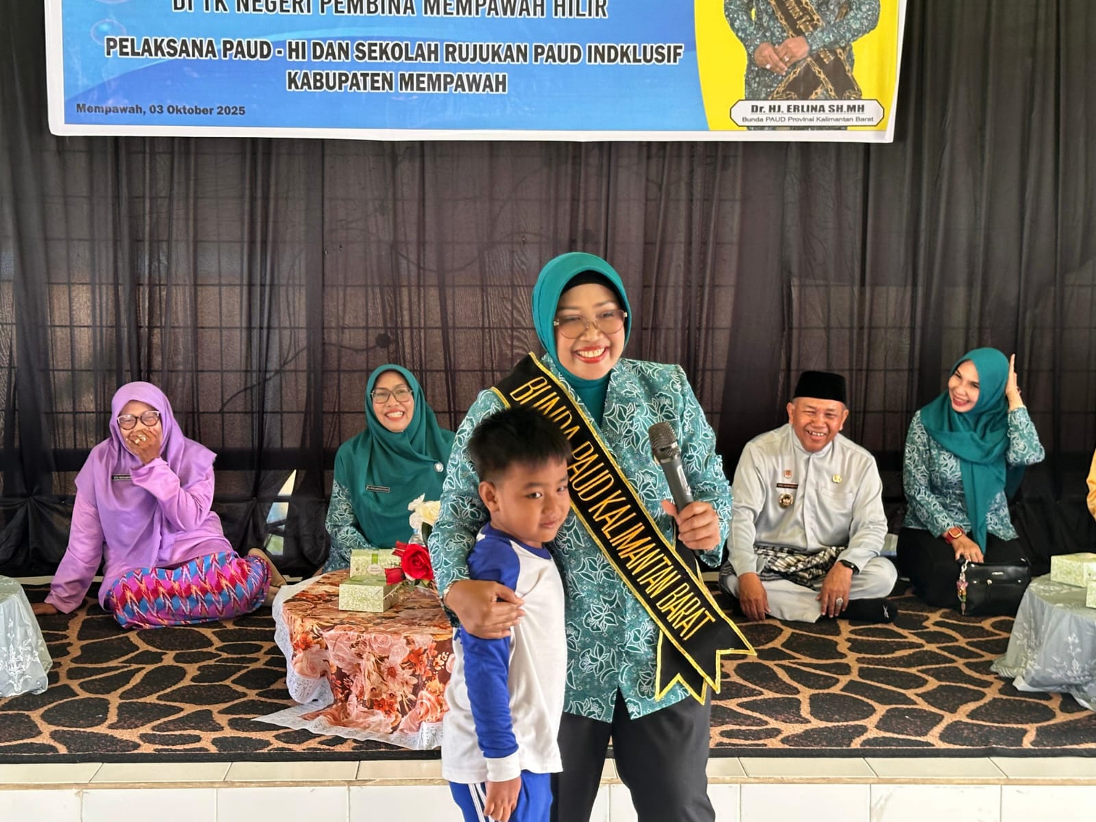 ANAK: Erlina saat berinteraksi dengan anak-anak TK Negeri Pembina Mempawah.