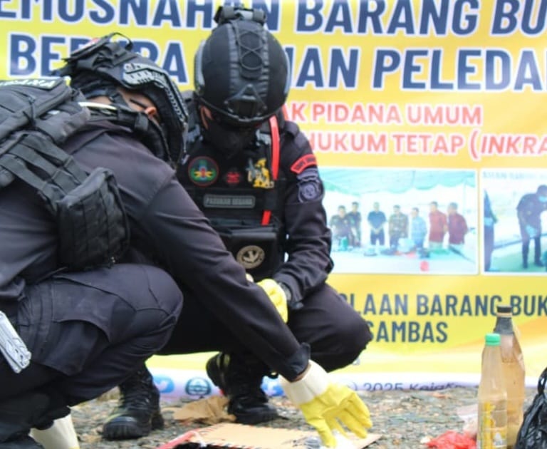 MUSNAHKAN: Detasemen Gegana memusnahkan bahan peledak hasil putusan pengadilan.