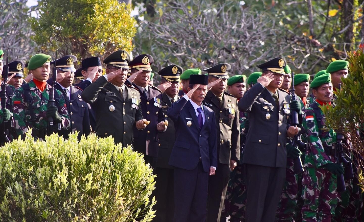 ZIARAH: Bupati Sintang Gregorius Herkulanus Bala memimpin ziarah HUT ke-80 TNI di TMP Syuhada Pertiwi Sintang, Jumat (3/10).