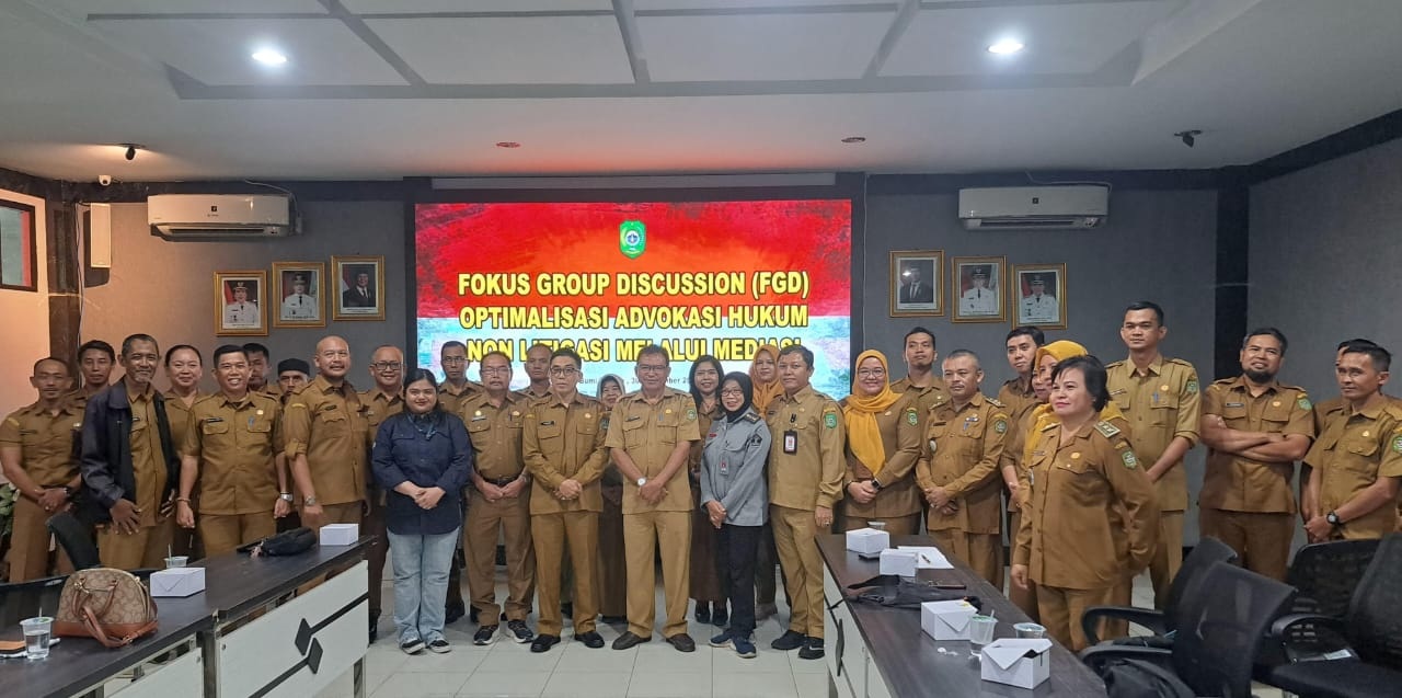 DIABADIKAN: Foto bersama usai kegiatan FGD Advokasi Hukum Nonlitigasi Pemkot Singkawang menghadirkan lurah se-Kota Singkawang dan narasumber dari Pemprov serta Kemenkum RI.