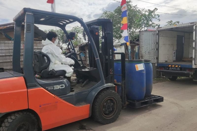 PAKAI FORKLIFT: Satgas memindahkan material tercemar Cesium-137 ke fasilitas penyimpanan sementara PT PMT.
