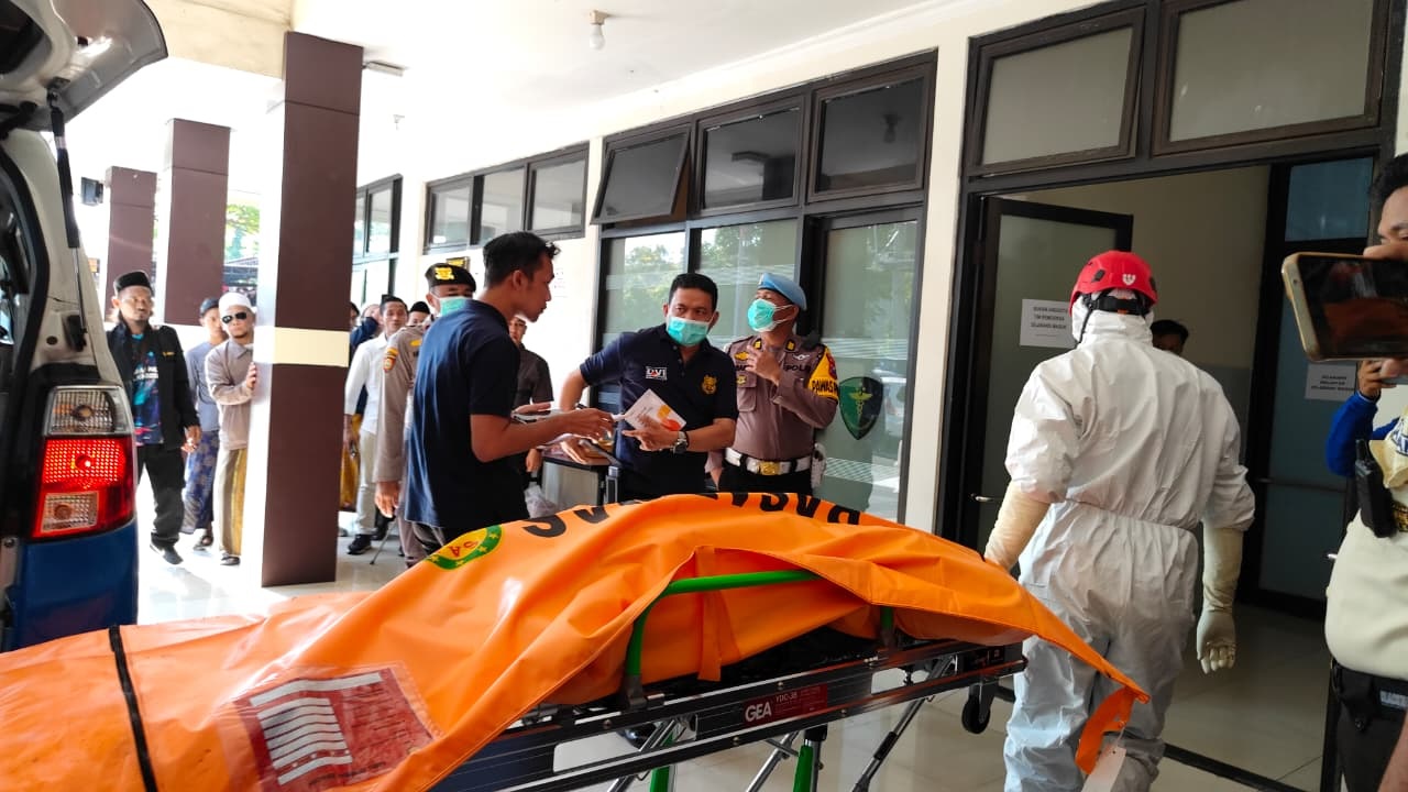 EVAKUASI KORBAN: Petugas melakukan evakuasi jenazah korban ambruknya bangunan musala Pondok Pesantren (Ponpes) Al-Khoziny, Sidoarjo, Jumat (3/10). Hingga pukul 15.00 kemarin, lima jenazah berhasil die