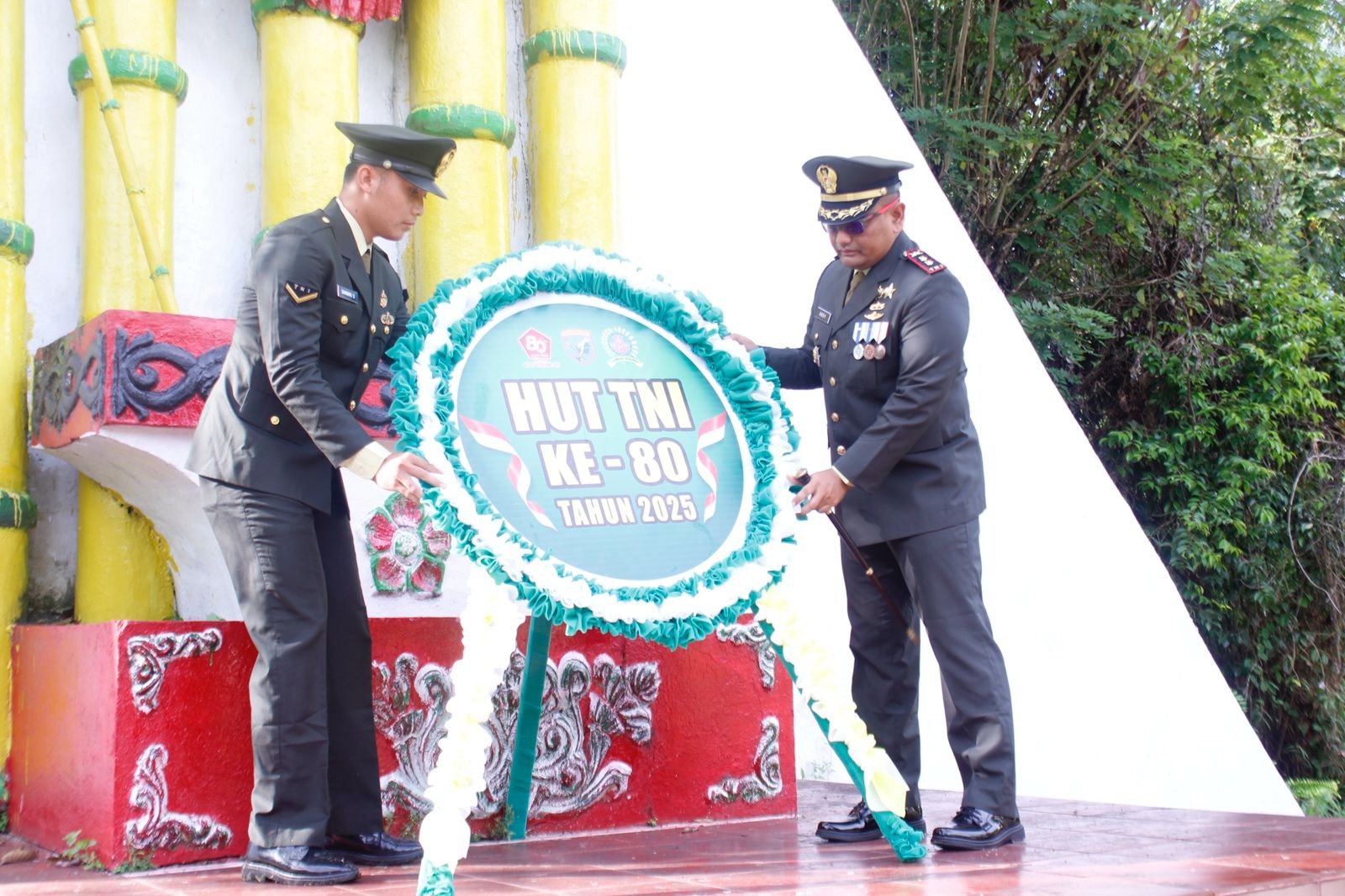 ZIARAH : Kodim 1210/Ldk bersama Yon Armed 16/Tumbak Kaputing saat menggelar ziarah di Makam Juang Landak, dalam rangka menyambut HUT ke 80 TNI.