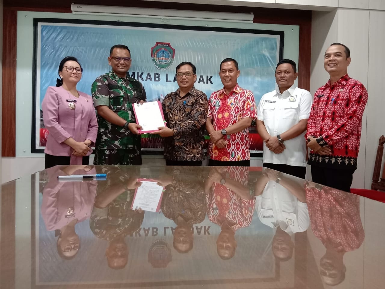 Dandim 1210/Landak Letkol Kav Andy Setio Untoro bersama Bupati Landak Karolin Margret Natasa saat menandatangani kontrak cetak sawah.