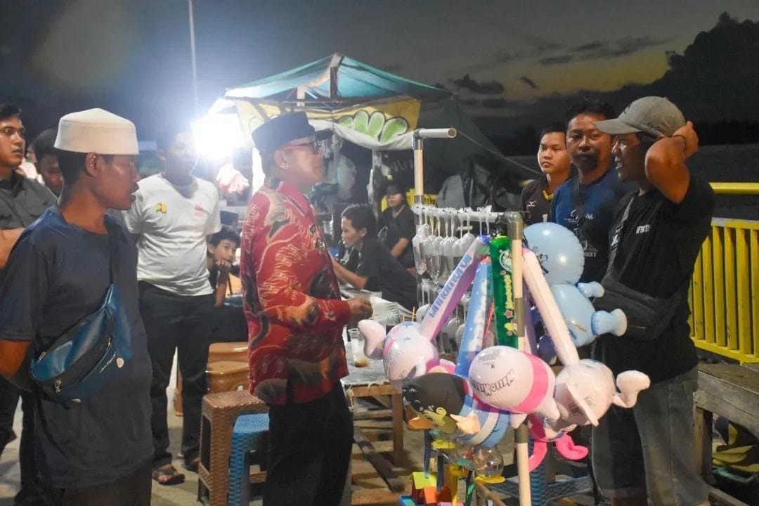 TINJAU:  Bupati Kubu Raya Sujiwo meninjau sekaligus berbincang dengan warga saat meninjau kawasan Dermaga Rasau Jaya, Kamis (2/10) malam.