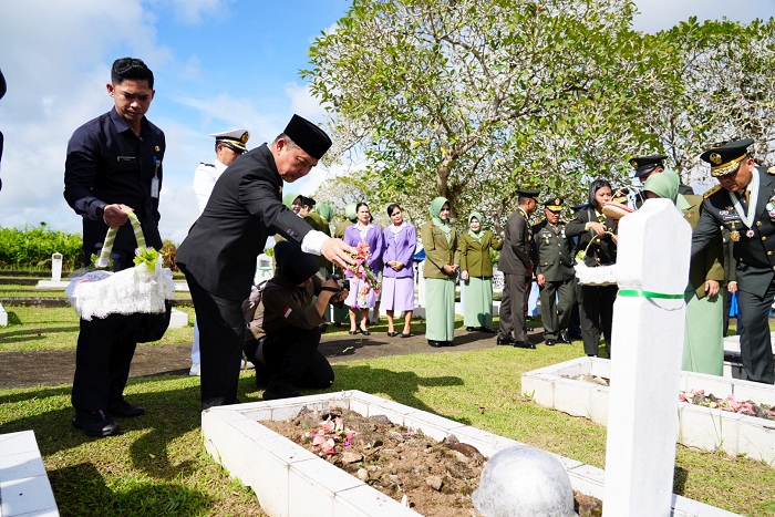 TABUR BUNGA: Gubernur Kalbar Ria Norsan melakukan tabur bunga di TMP Dharma Patria, Kubu Raya, pada peringatan HUT TNI ke-80, Jumat pagi (3/10).