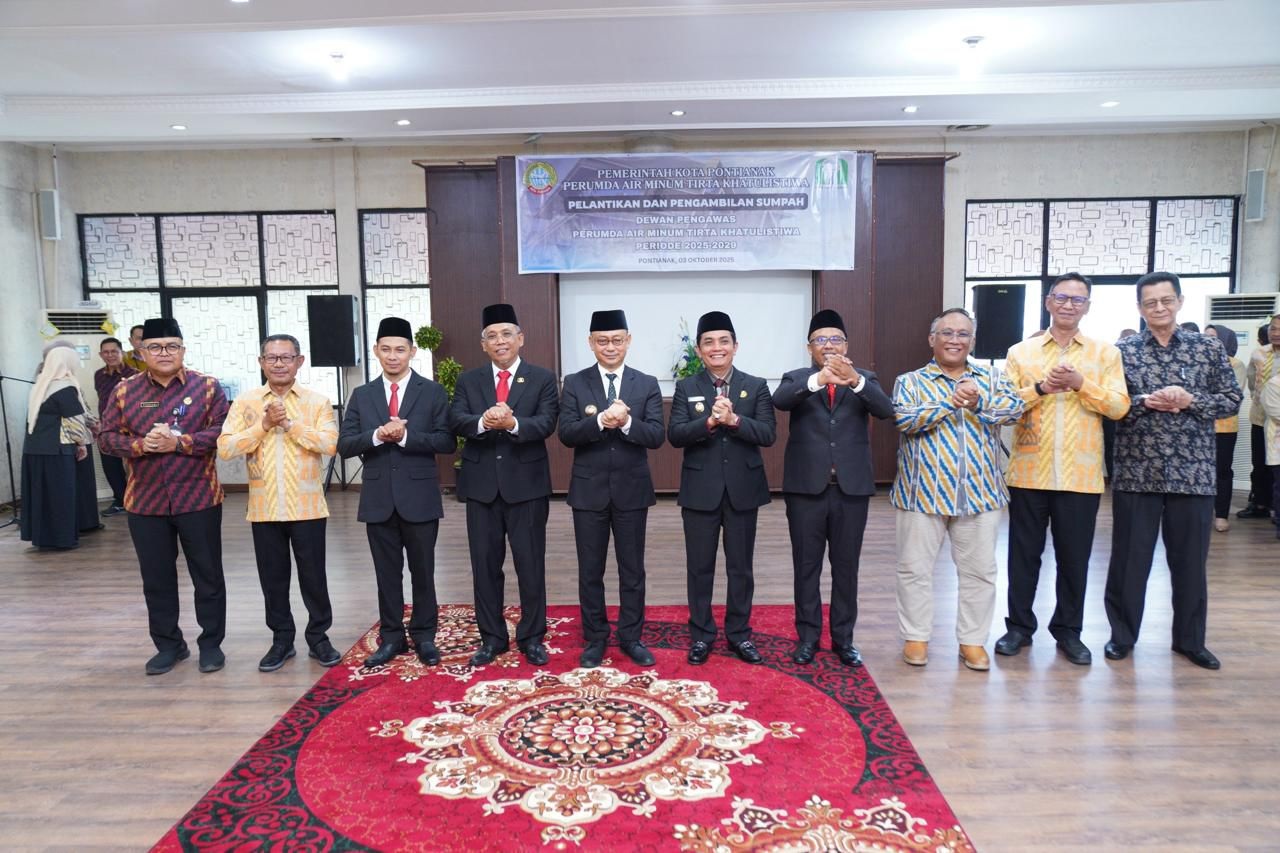 PELANTIKAN: Wali Kota Pontianak Edi Rusdi Kamtono memberikan ucapan selamat kepada jajaran Dewan Pengawas yang baru dilantik.