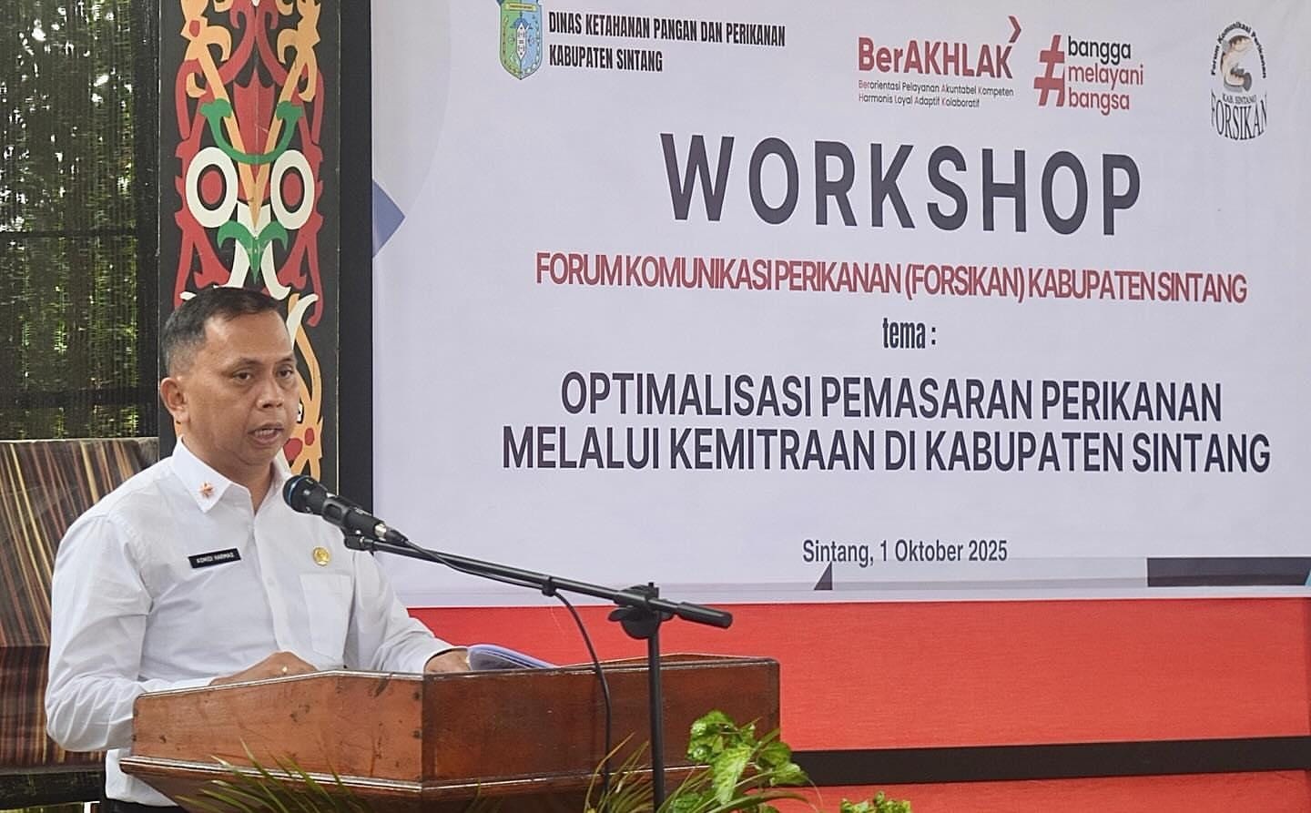 WORKPSHOP: Asmidi membuka Workshop Forsikan Sintang bertema pemasaran perikanan melalui kemitraan, Jumat (3/10).