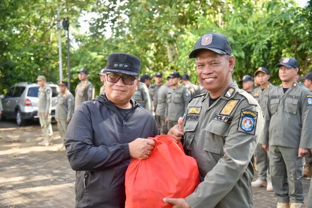 ARAHAN: Bupati Kubu Raya Sujiwo membeti paket sembako kepada anggota Satpol PP usai apel, Jumat (3/10).