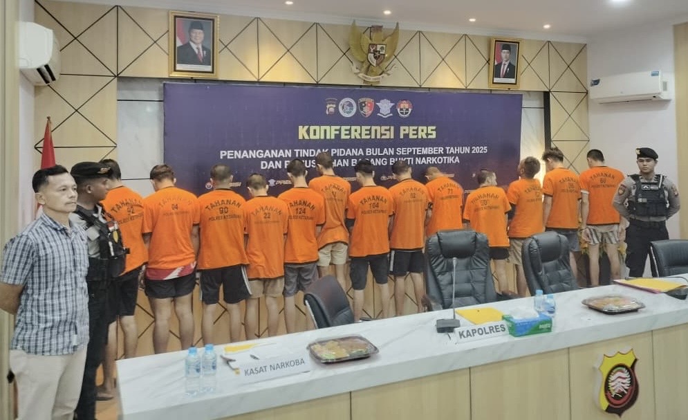 TERSANGKA : Para tersangka dari berbagai kasus yang ditangani polisi dihadirkan dalam konferensi pers, Jumat (3/10).
