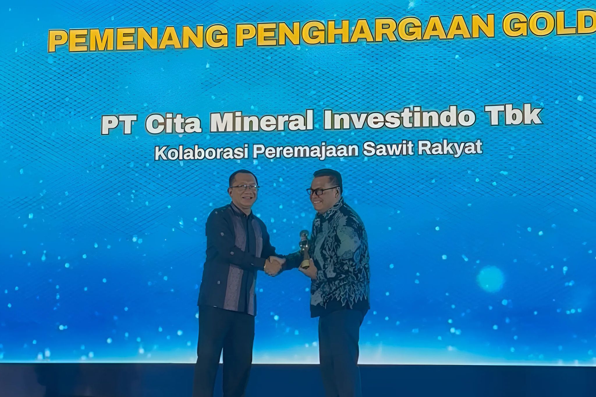 PENGHARGAAN : General Manager External Relation and Corporate Social Responsibility CMI, Agus Rusli, menerima penghargaan Pengembangan Desa Berkelanjutan Award 2025 di Jakarta, beberapa waktu lalu.