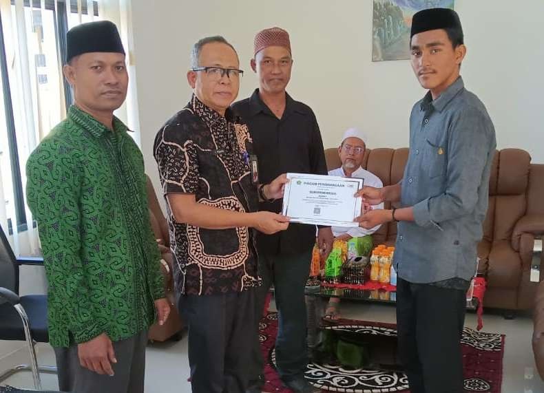 PELEPASAN: Kepala Kemenag Mempawah, Ikhwan Pohan, saat melepas santri yang berlaga pada MQKN di Sulsel beberapa waktu lalu.