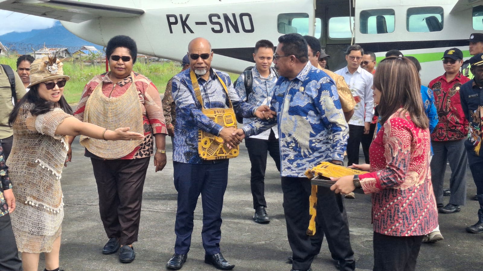 Personel Satgas Korpasgat mengamankan kedatangan Wakil Gubernur Papua Tengah, Deinas Geley, di Bandara Enarotali, Sabtu (4/10/2025).