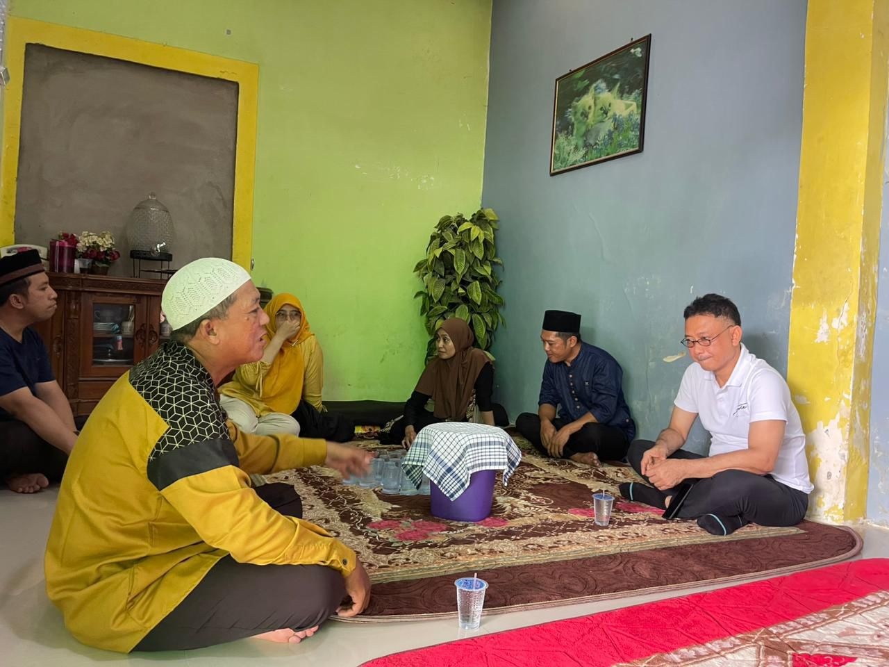 TAKZIYAH: Wali Kota Pontianak, Edi Rusdi Kamtono, takziah ke rumah duka, almarhum Syarif Muhammad Farid Fathoni, korban laka lantas dengan tronton.