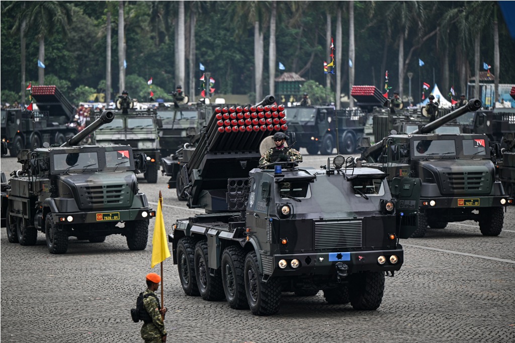 HUT TNI: Prajurit Korps Marinir TNI AL dengan alutsista melakukan defile saat gladi bersih Hari Ulang Tahun (HUT) ke-80 Tentara Nasional Indonesia (TNI) di Monas, Jakarta, Jumat (3/10). Per