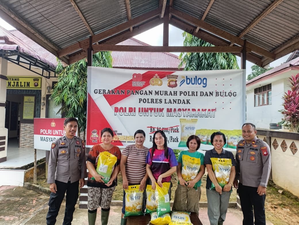 GERAKAN PANGAN MURAH: Warga antusias membeli beras SPHP dalam Gerakan Pangan Murah yang digelar Polsek Menjalin bersama Bulog di halaman Kantor Polsek Menjalin.