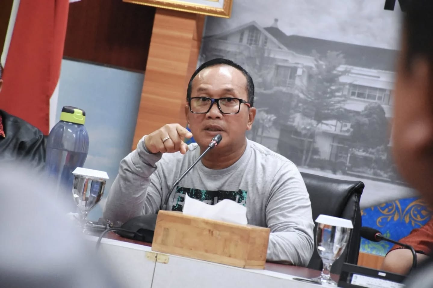 PIMPIN RAPAT: Bupati Kubu Raya Sujiwo memimpin rapat agenda penertiban kios dan lapak di Jalan Mayor Alianyang, Jumat (3/10) di Ruang Pamong Praja I Kantor Bupati Kubu Raya.