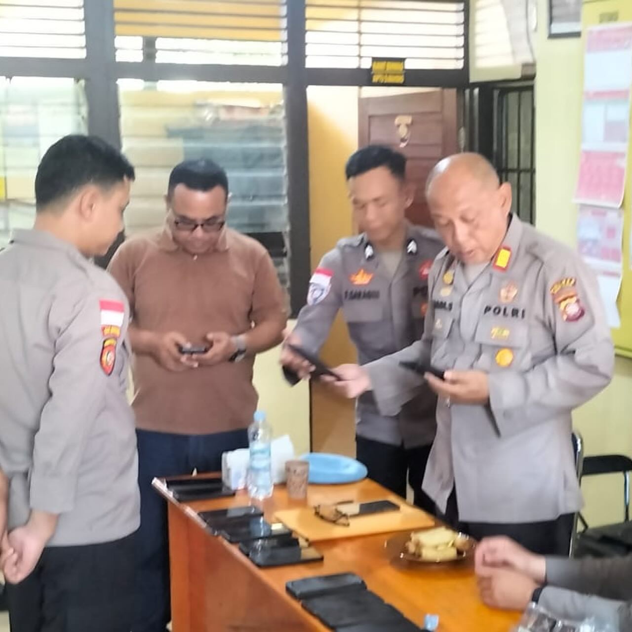 PERIKSA SENPI: Propam Polres Sintang memeriksa kelengkapan administrasi dan kerapian personel Polsek Ketungau Tengah dalam kegiatan Gaktibplin.