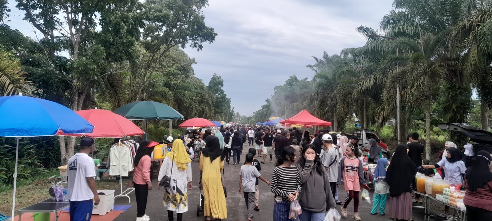 RAMAI: Area CFD Sambas diramaikan warga dan memberikan peluang ekonomi bagi pelaku UMKM.
