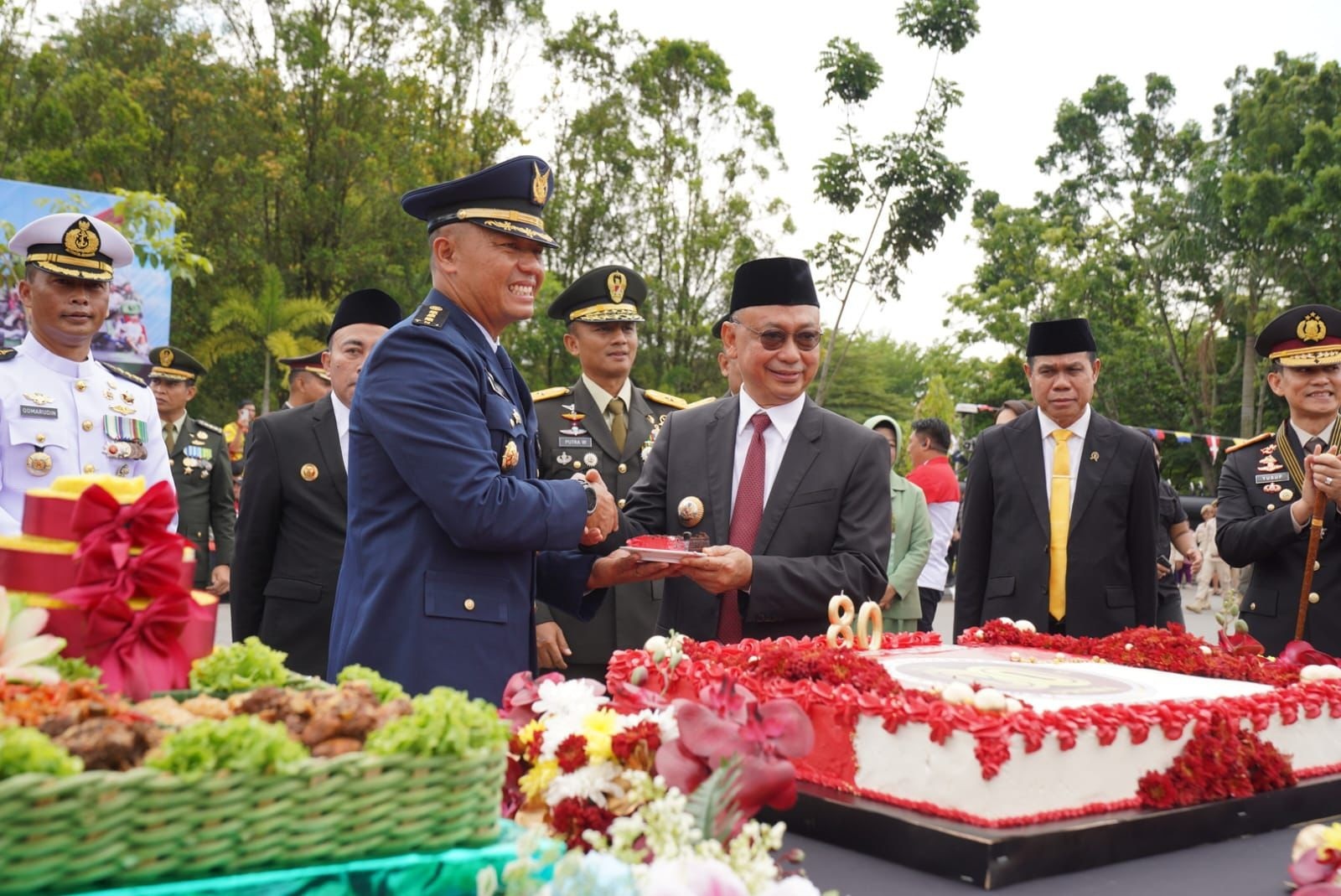 KUE ULANG TAHUN: Wali Kota Pontianak Edi Rusdi Kamtono menerima potongan kue ulang tahun usai upacara peringatan HUT ke-80 TNI.