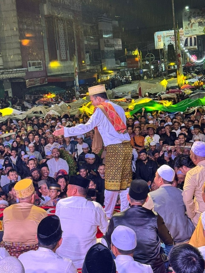 CERAMAH: Ustaz Abdul Somad memberikan tausiah di depan ribuan Umat Islam yang memenuhi sepanjang jalan Gajahmada, Pontianak, Minggu (5/10).