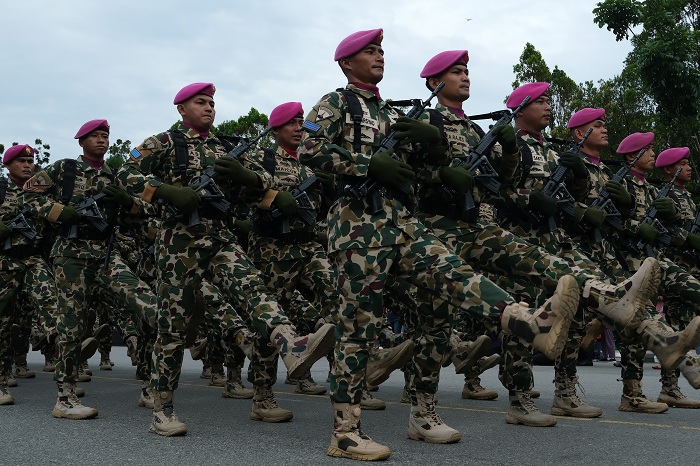 Sejumlah prajurit Korps Marinir TNI AL mengikuti defile pasukan atau parade kehormatan dalam upacara peringatan HUT ke-80 TNI di Alun-Alun Kapuas, Pontianak, Kalimantan Barat, Minggu (5/10/2025). Dalam peringatan HUT ke-80 TNI yang bertema TNI Prima, TNI