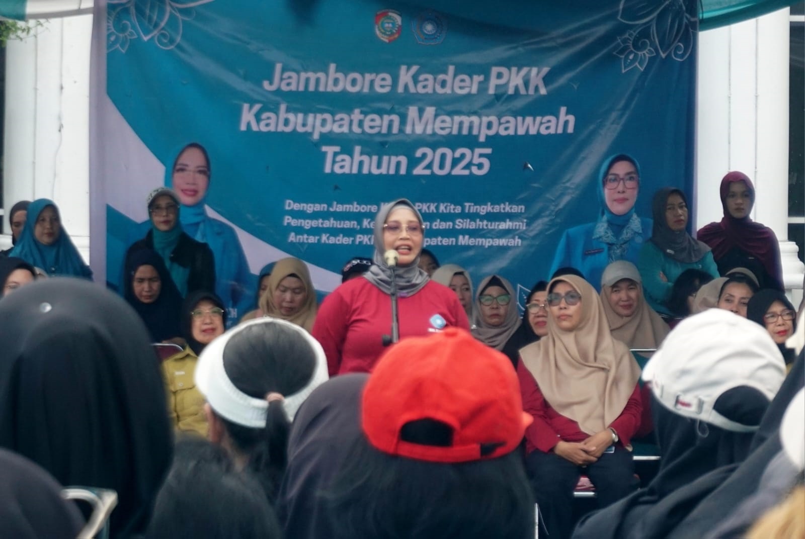 JAMBORE PKK: Bupati Mempawah yang juga Ketua TP PKK Provinsi Kalbar membuka Jambore Kader PKK di Halaman Kantor Bupati.