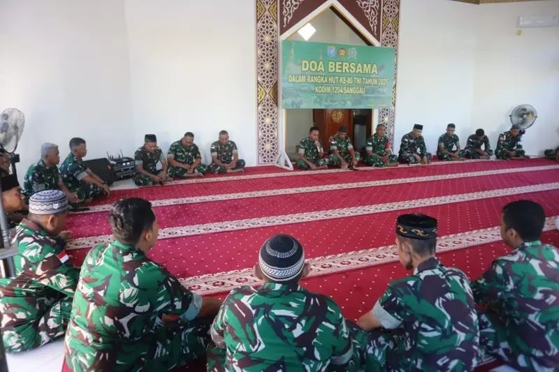DOA BERSAMA: Menyambut HUT ke-80 TNI, Kodim 1204/Sanggau menggelar doa bersama di Surau Al-Ikhlas, Kompleks Makodim 1204/Sanggau, Sabtu (4/10).