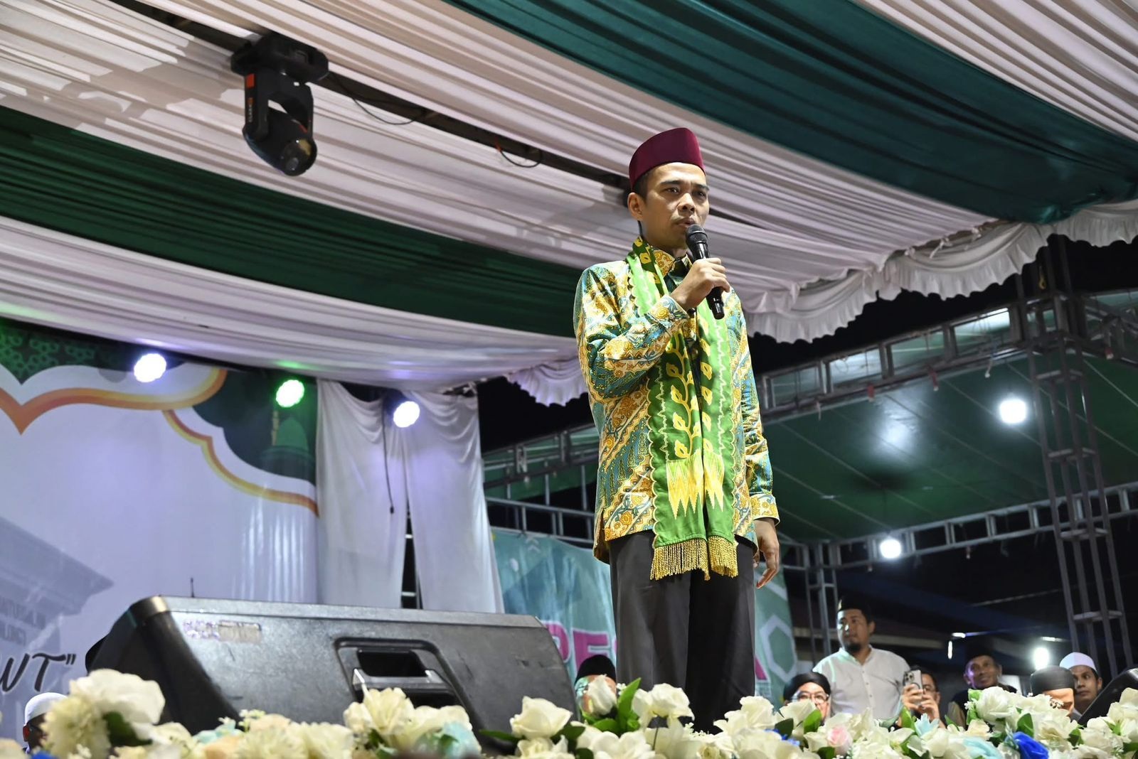 TABLIGH AKBAR: Ustaz Abdul Somad saat memberikan ceramah dalam tabligh akbar di halaman Masjid Baitussalam Dalong untuk mendengarkan tausiah Ustaz Abdul Somad dalam Tabligh Akbar di Ketapang, Jumat (3