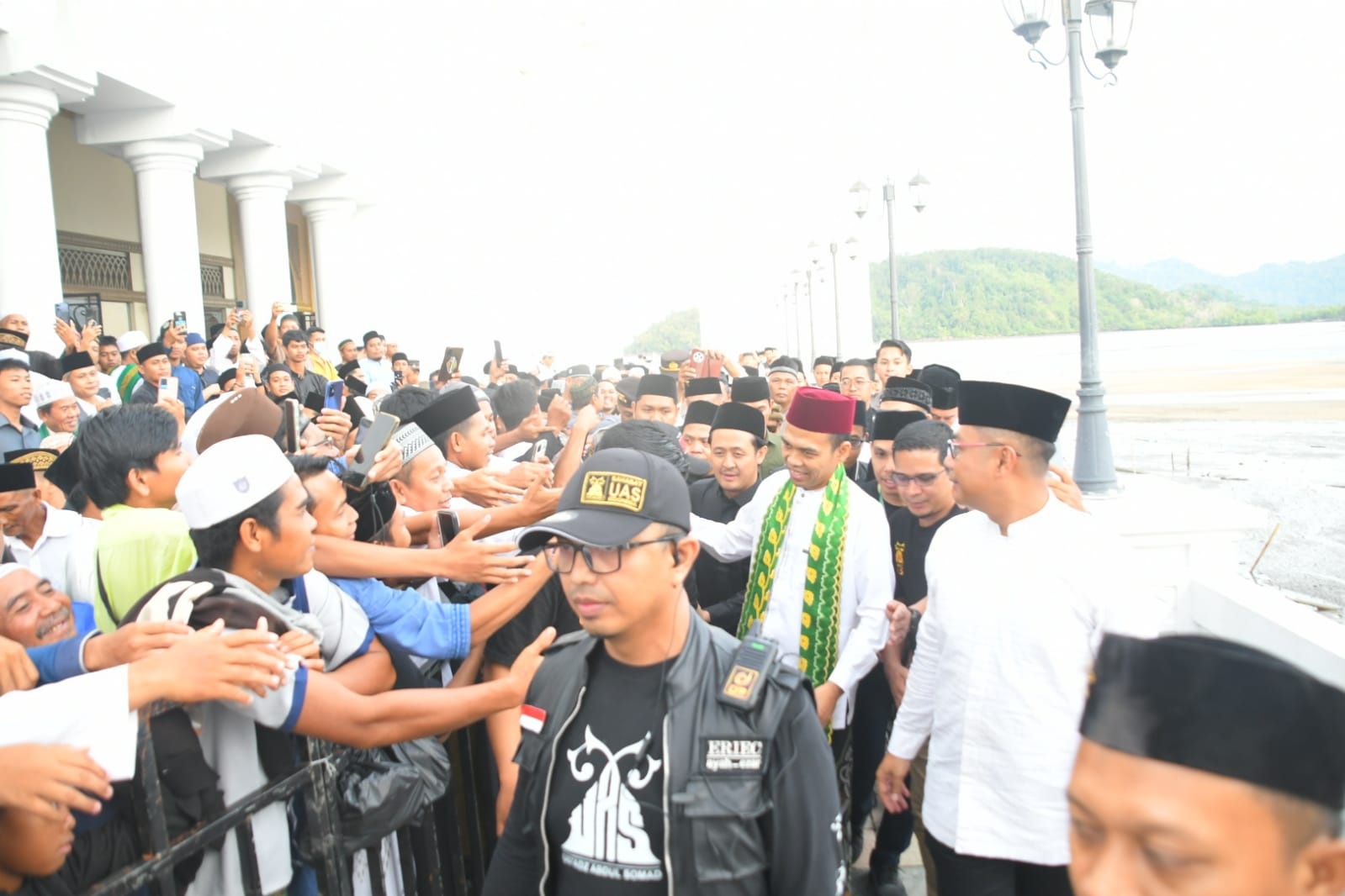 SAPA JEMAAH: Ustaz Abdul Somad menyalami warga usai kegiatan Subuh Akbar di Masjid Agung Oesman Al Khair, Sukadana pada Sabtu (4/10).