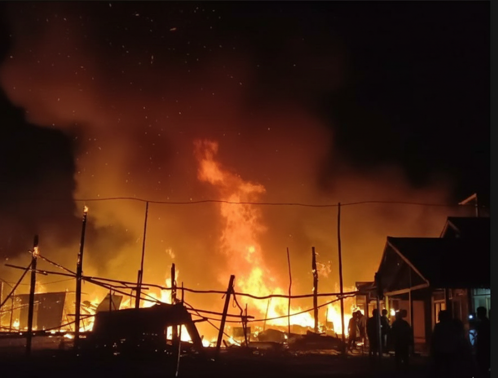KEBAKARAN: Kebakaran besar melanda Dusun Pengembung, Desa Sekulat, Kecamatan Selimbau, Kapuas Hulu. Sebanyak 11 rumah dilaporkan hangus terbakar pada Sabtu (4/10).