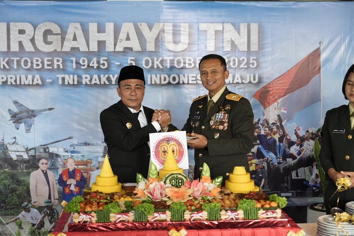 TUMPENG: Wakil Gubernur Kalimantan Barat, Krisantus Kurniawan menyerahan potongan tumpeng saat menghadiri peringatan HUT ke-80 TNI.
