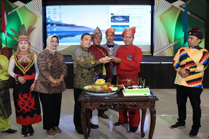 ULTAH HK3: Gubernur Kalimantan Barat Ria Norsan menyerahkan potongan tumpeng saat menghadiri Hari Ulang Tahun ke-2 Himpunan Karaoke Kekeluargaan Kalimantan Barat (HK3).
