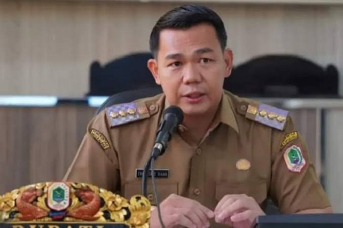 KETERANGAN PERS: Bupati Kapuas Hulu, Fransiskus Diaan, usai memberikan keterangan terkait pemilihan Direktur PDAM Tirta Uncak Kapuas.