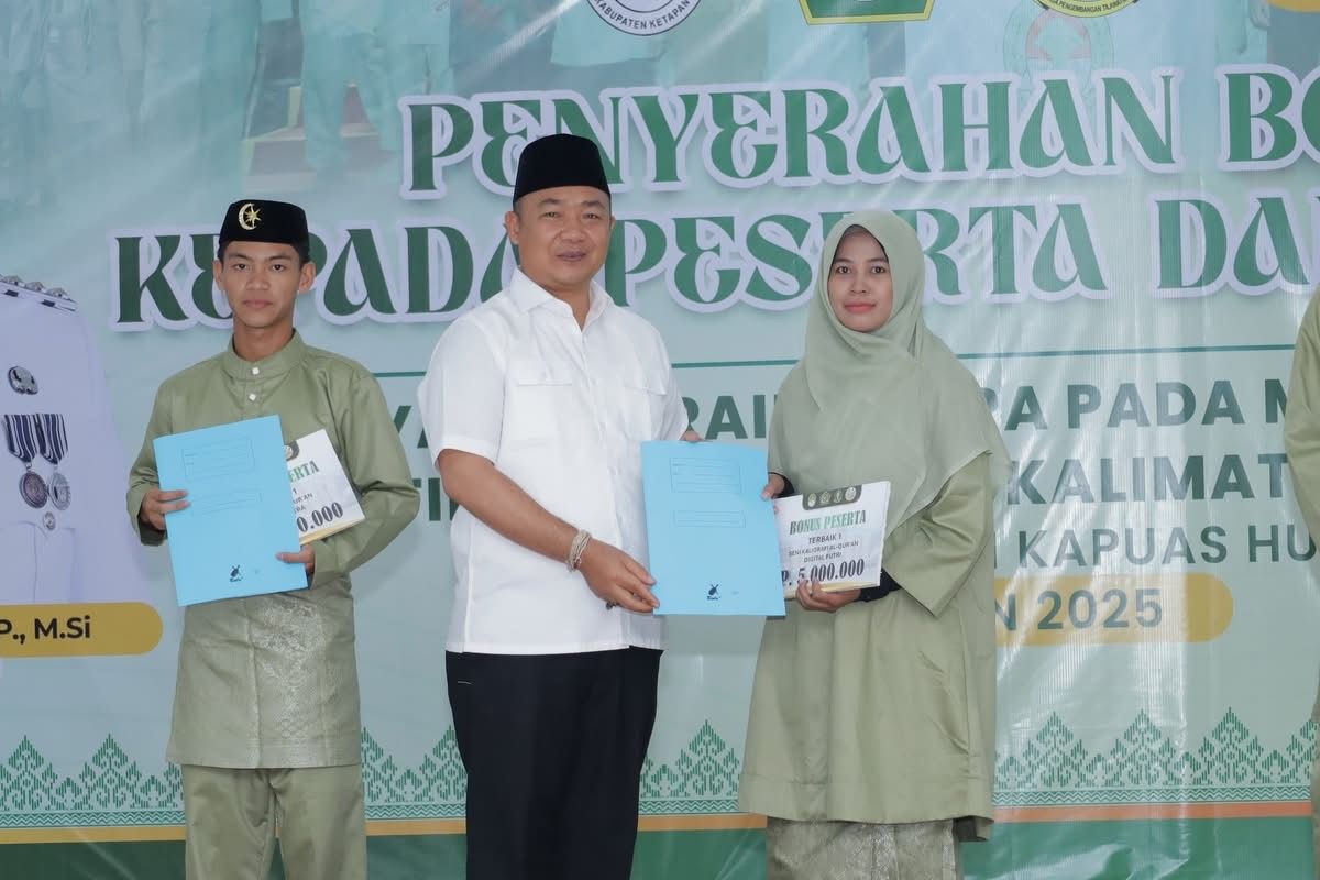 BONUS: Bupati Ketapang Alexander Wilyo menyerahkan bonus kepada kafilah berprestasi MTQ Kalbar XXXIII di Pendopo Bupati Ketapang pada Sabtu (4/10) malam.