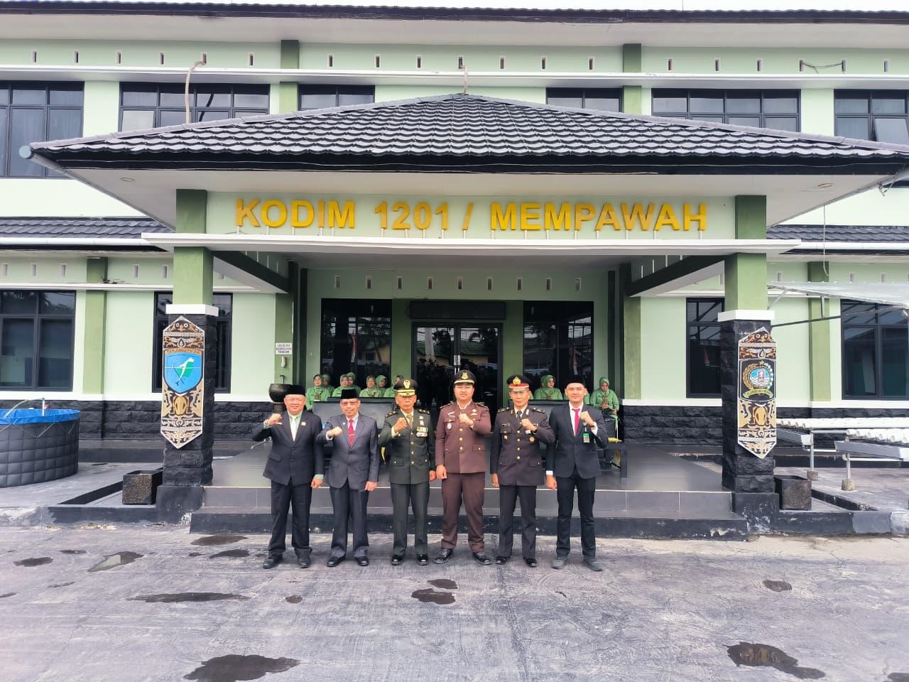 BERSAMA: Ketua DPRD Mempawah (paling kiri) berfoto bersama usai pelaksanaan upacara HUT KE-80 TNI di Makodim 1201.