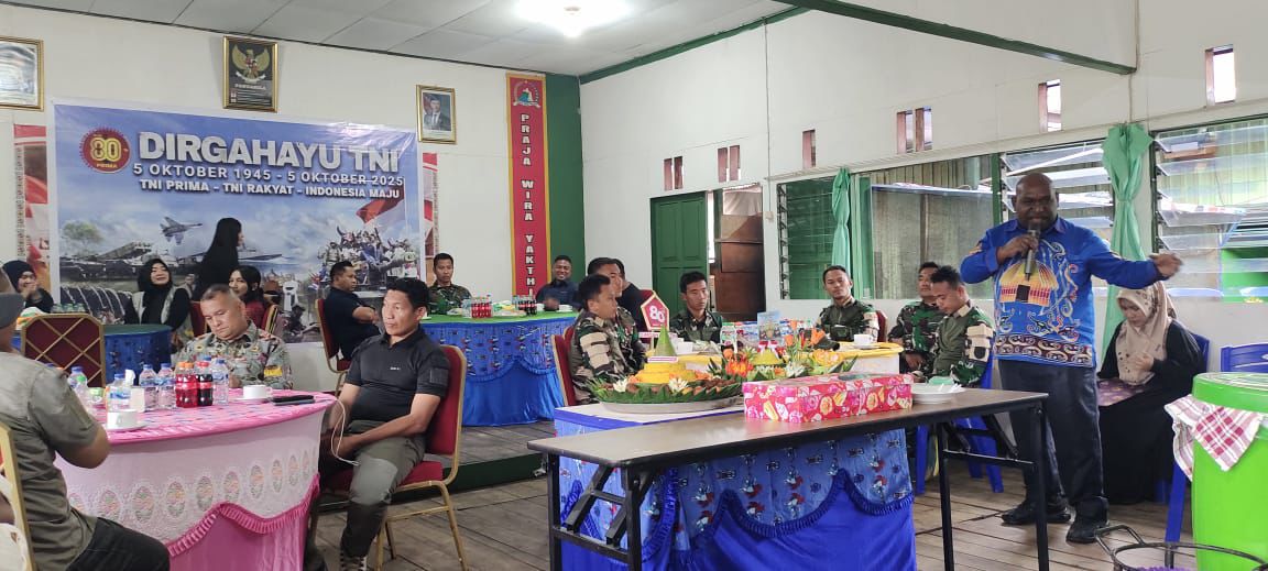 Suasana syukuran HUT ke-80 TNI di Koramil Oksibil berlangsung hangat, penuh kebersamaan antara TNI, Polri, Pemda, dan masyarakat.