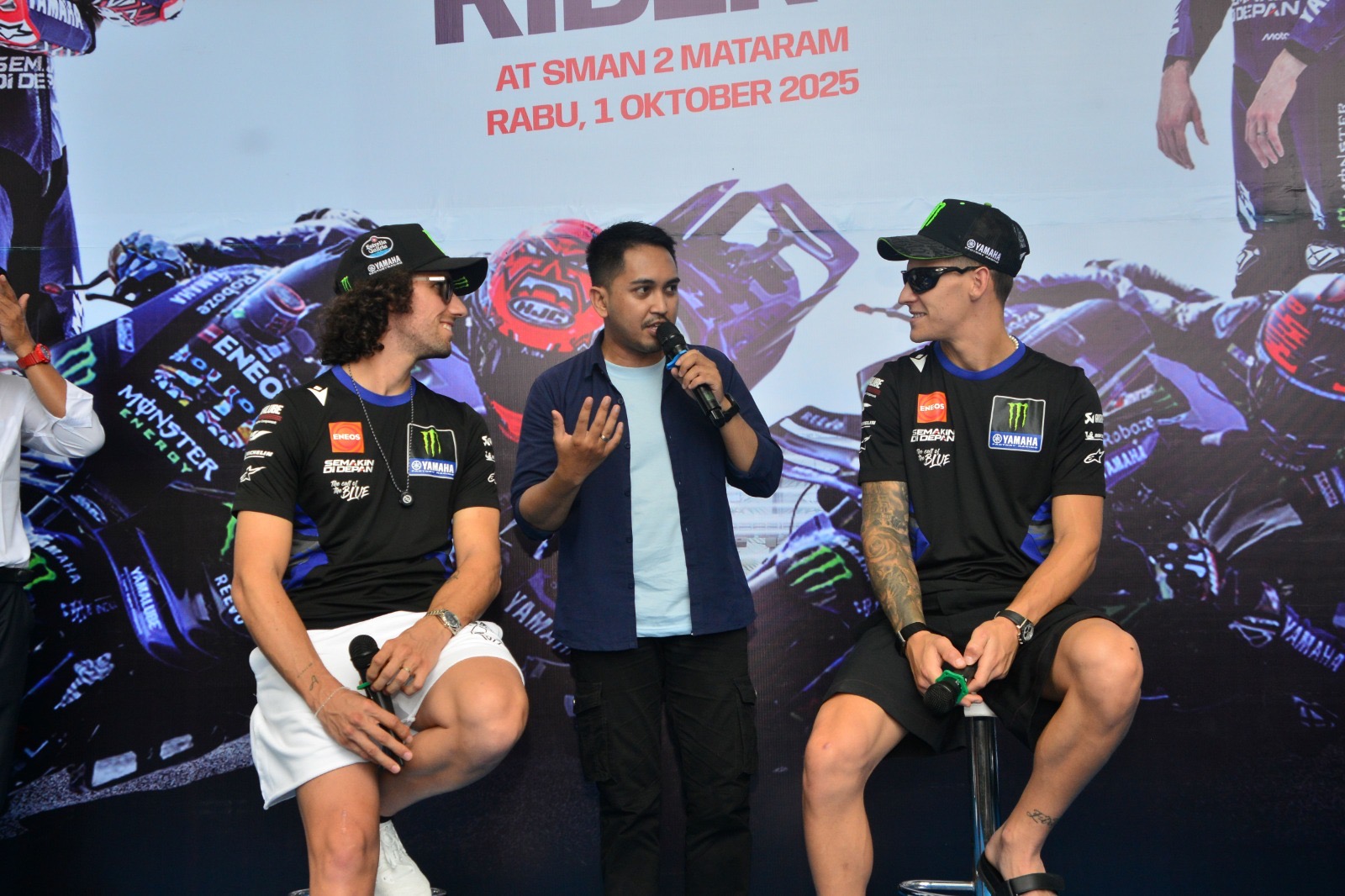 Duo rider Monster Energy Yamaha, Alex Rins dan Fabio Quartararo, seru-seruan bareng pelajar di SMAN 2 Mataram!